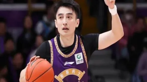 “现场直击：德布劳内疑似与曼城球迷发生换人争议”